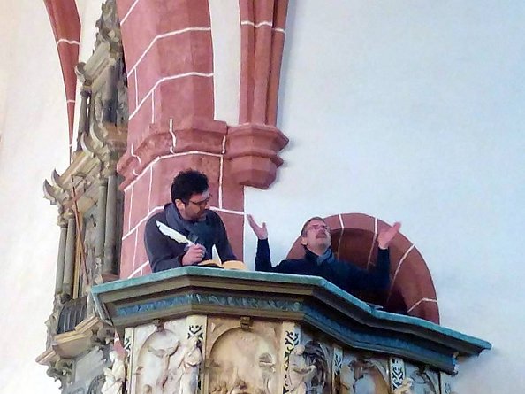 Superintendent Andreas Schwarze unter den kritischen Augen von Chr. Fuchs (Foto: M. Jendricke)