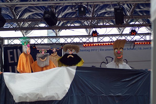 Wunderbare Figuren von der Ev. Grundschule im Gottesdienst (Foto: M. Schwarze)