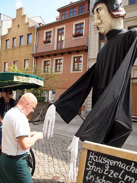 Luther bekommt zur Stärkung einen Lutscher von einem Wirt geschenkt (Foto: R. Englert)