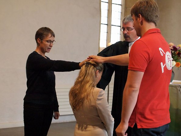 Die Kreiskantorin Margarita Yeromina wird für ihren Dienst gesegnet (Foto: R. Englert)