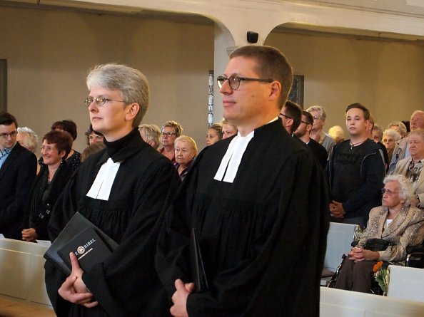 Pfarrerehepaar Meinhold zu Beginn des Gottesdienstes (Foto: R. Englert)