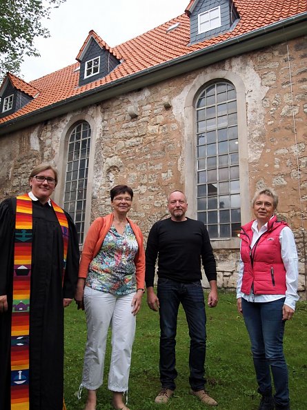 Das neue Dach leuchtet über allen Beteiligten (Foto: R. Englert)