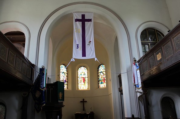 Der Chorraum von St. Elisabeth bereits geschmückt für die Festtage (Foto: B. Eckstein)