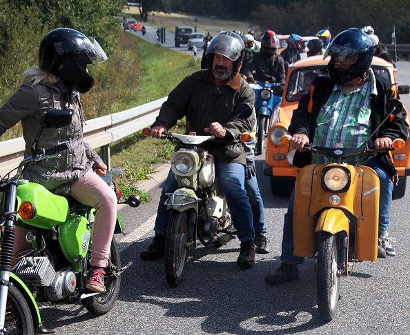 Warten an der Bahnschranke (Foto: R. Englert)