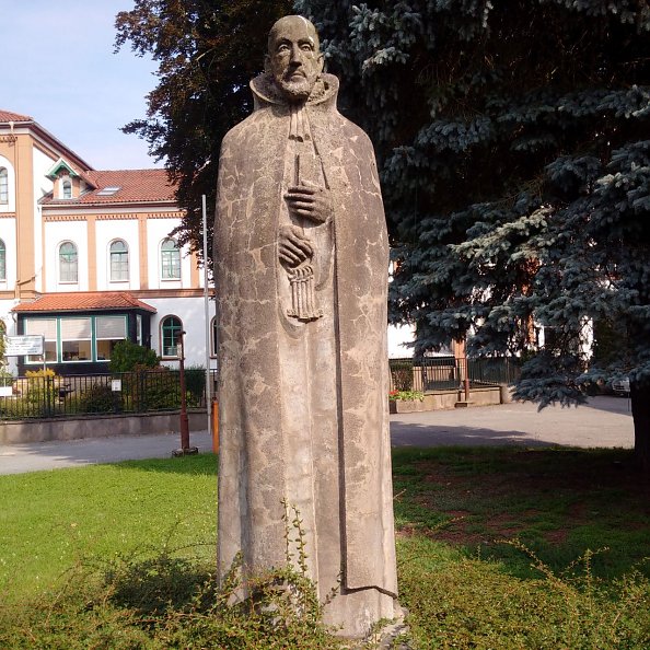 Neander vor der Neanderklinik auf dem Neanderplatz (Foto: KK Südharz)