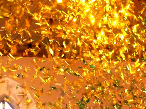 Konfettiregen zum Abschluss des Gottesdienstes (Foto: R. Englert)