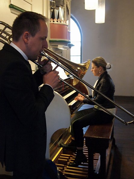 Florian Zobel mit Kreiskantorin M. Yeromina bei der Wiederöffnung der Kirche in Sollstedt (Foto: R. Englert)