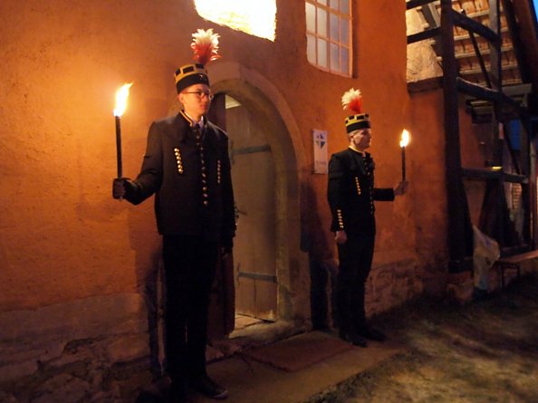 Herzliche Begrüßung durch zwei junge Musiker (Foto: R. Englert)